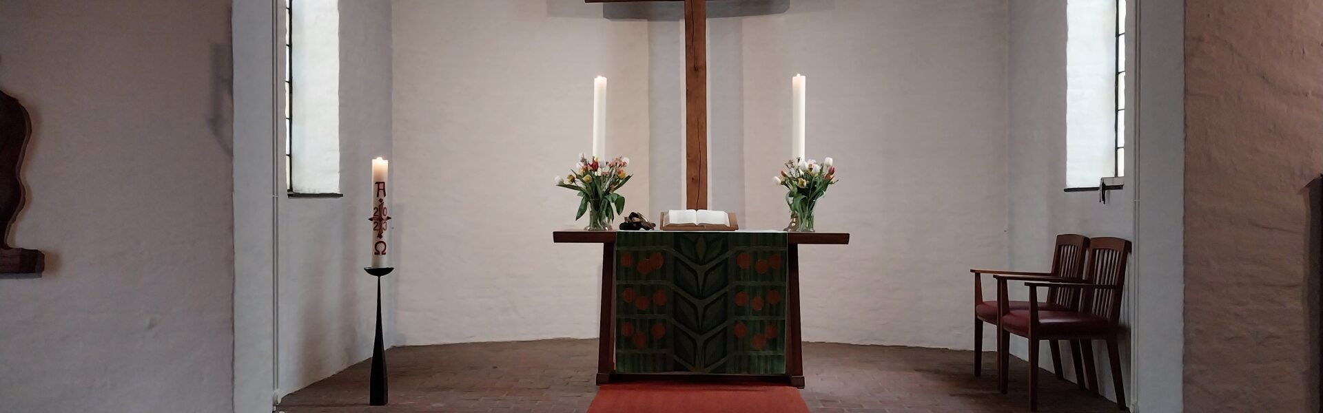 Altar und Lesepult in der Heilig-Geist-Kirche